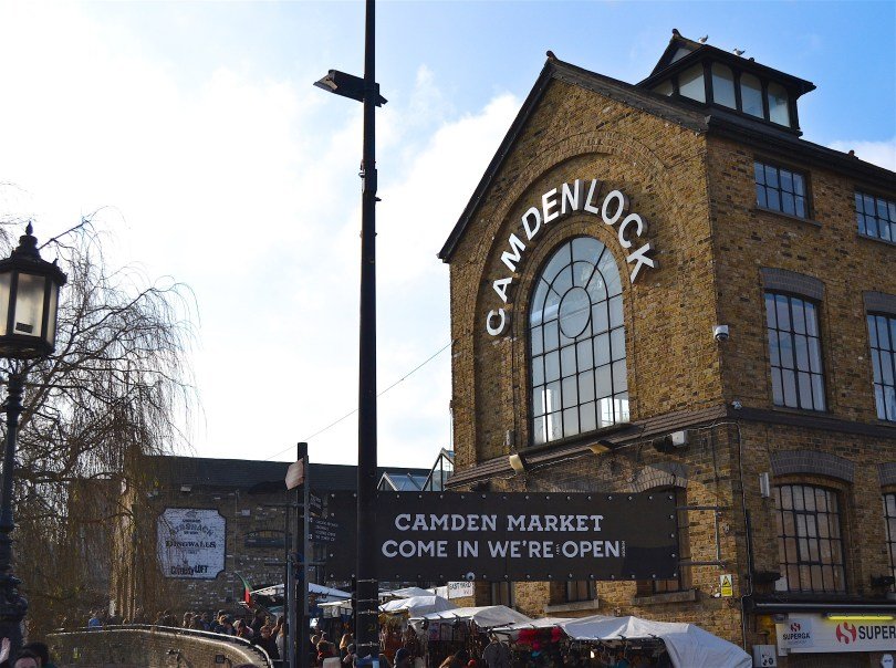 One of the most overlooked activities to do in London on the weekend is its markets. Dating back to the 1850s, London markets are an integral part of the London experience. So grab your mate and get some vintage knick knacks, homeware, clothes and freshly made food and produce! Here are 5 of the best markets in London! The Full-Time Tourist, 2017 ©